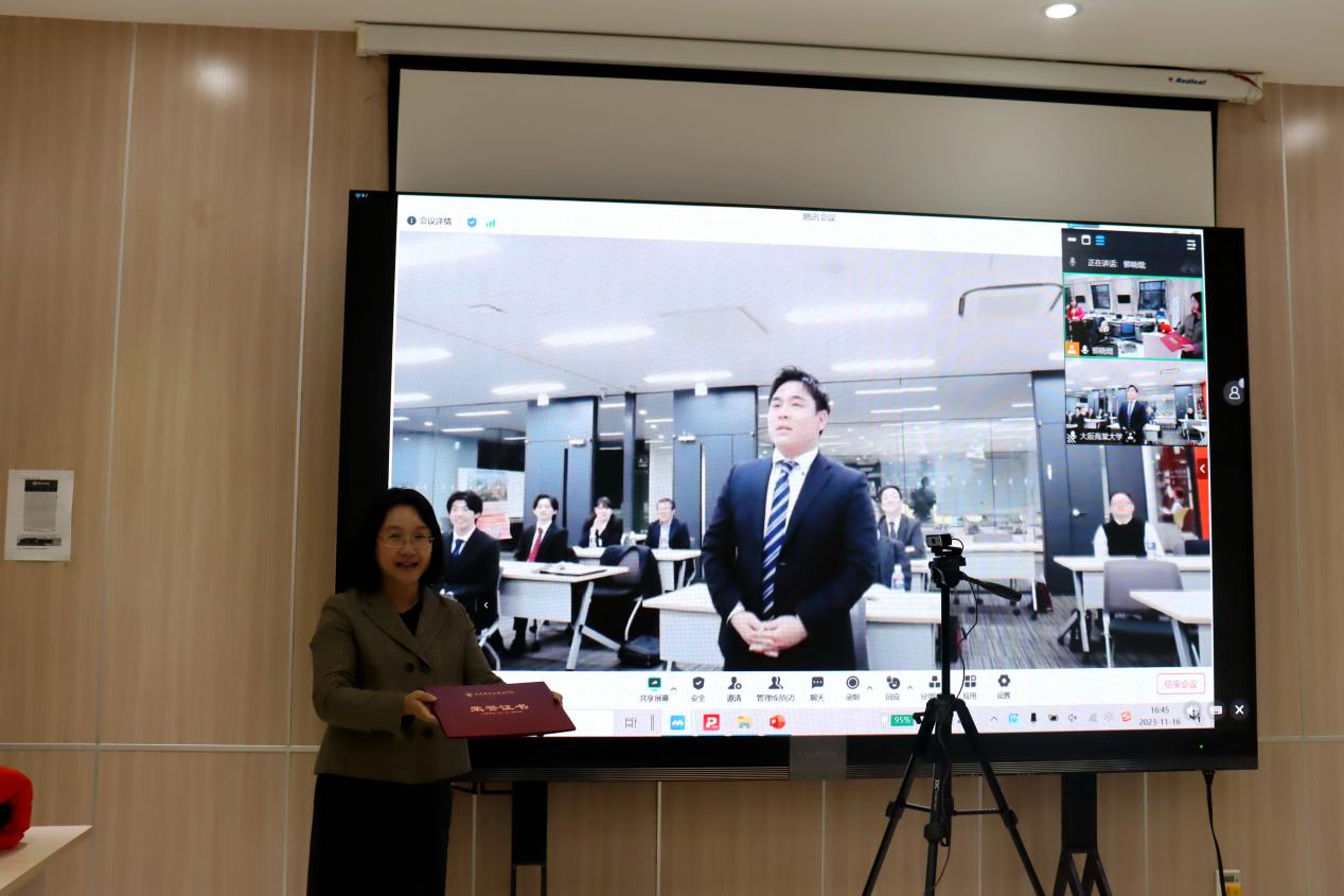 27星空XK体育官方网站葛建新教授为“最佳汇报奖”成田卓巳同学颁奖